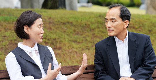 첫 여성 독립기념관장… '윤봉길 의사의 장손녀' 윤주경씨(왼쪽).