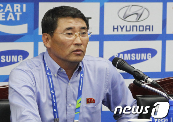 
 윤정수 북한 축구대표팀 감독이 한국과의 경기에서 패한 뒤 불만을 쏟아냈다. © News1
