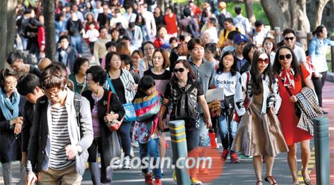 
	남산 가득 메운 요우커들 - 3일 오후 중국 최대의 명절인 국경절 연휴(1~7일)를 맞아 한국을 찾은 요우커(遊客·중국인 관광객)들이 서울 남산 산책로를 따라 걷고 있다. 국경절 기간 한국을 찾는 요우커는 2011년 6만771명, 지난해 11만8503명 등으로 해마다 급증하고 있다
