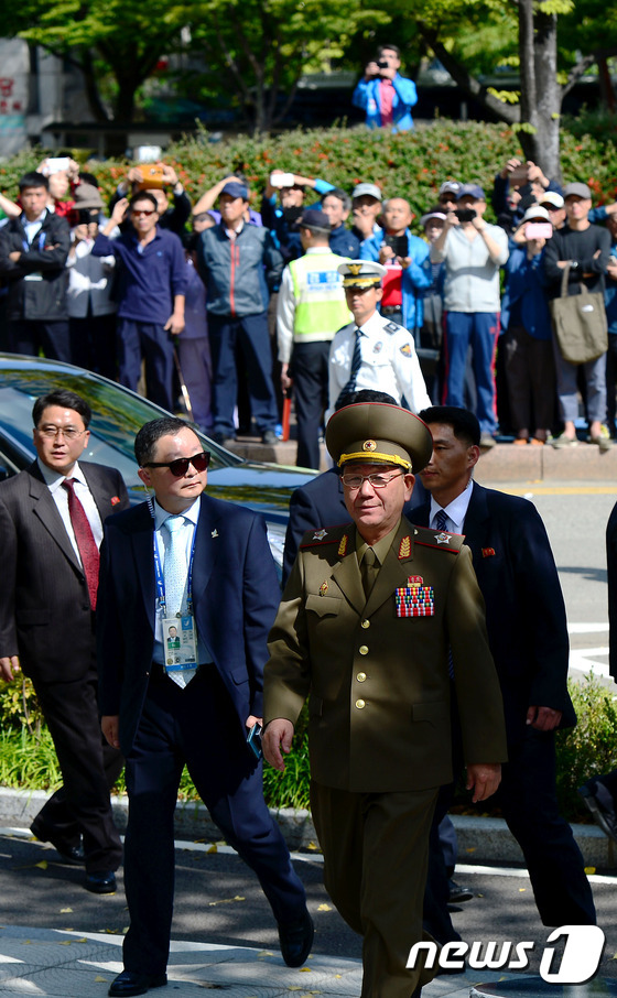 
	전격 방한한 북한 황병서 총정치국장 겸 국방위원회 부위원장이 4일 오후 인천 남동구의 한정식집으로 오찬을 위해 이동하고 있다. 황병서, 최룡해, 김양건 등 북한 최고위급 인사들은 이날 오전 서해 직항로를 통해 인천공항으로 입국했다. 2014.10.4/뉴스1 © News1 박정호 기자
