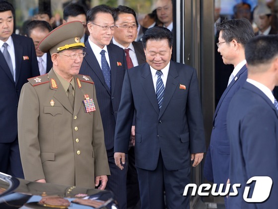 
	인천아시안게임 폐회식에 참석하기 위해 방남한 北 실세인 황병서 총정치국장, 최룡해 비서, 김양건 비서 등이 4일 오후 인천 송도 오크우드호텔에서 류길재 통일부장관을 면담 후 호텔을 나서고 있다. 2014.10.4/뉴스1 2014.10.04/뉴스1 © News1 이동원 기자
