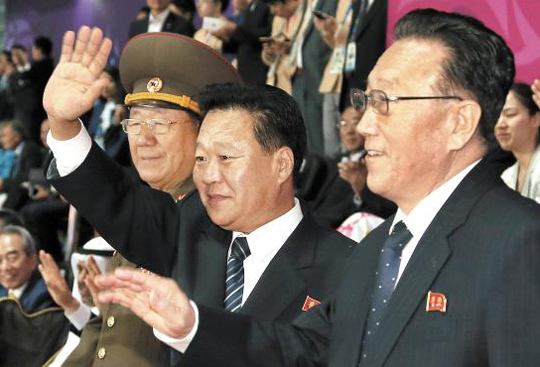 
	북한 황병서 인민군 총정치국장(왼쪽부터)과 최룡해 노동당 비서, 김양건 당 통일전선부장 겸 대남담당 비서 등 북한 대표단이 4일 인천 아시아드 주경기장에서 열린 인천아시안게임 폐막식에서 북한 선수단이 입장하자 일어나서 손을 흔들고 있다.
