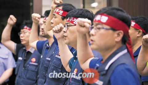 
	지난달 5일 서울 명동 KB금융지주 로비에서 국민은행 노조원들이 임영록 당시 KB금융 회장의 사퇴를 촉구하는 모습.
