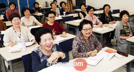 
	지난 2일 숙명여대 평생교육원에서 동양사 강의를 듣던 할머니 수강생들이 강사의 농담에 웃고 있다.
