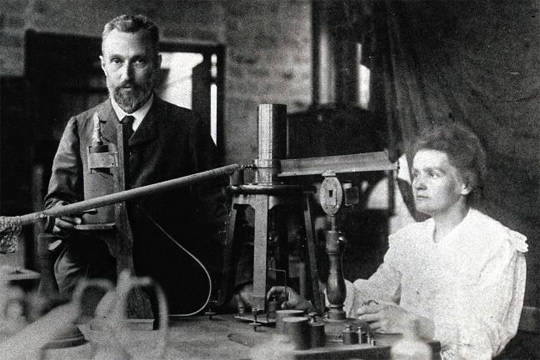 마리 퀴리는 동료 과학자인 남편 피에르와 함께 라듐을 발견한 공로를 인정받아 여성 최초로 노벨상을 받았어요.