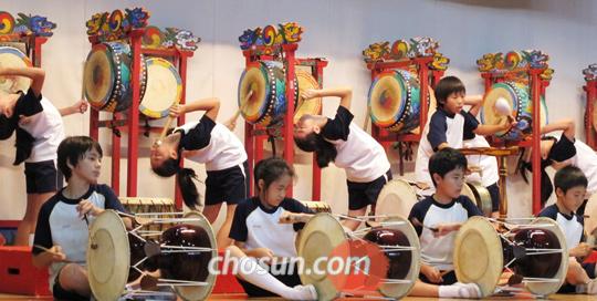 일본 오사카의 한국인학교인 금강학원 6학년 아이들이 모국에서 온 교사 300명 앞에서 사물놀이 공연을 하고 있다.