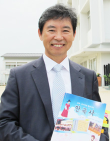 한국어 교재를 개발한 이 학교 성시열 교장.