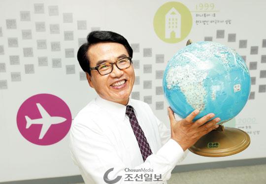 박상환 하나투어 회장은 젊은 시절 해외여행 인솔자(TC)로 시작해 지금의 국내 여행업계 1위 기업을 키웠다. 지구에서 안 가본 곳을 꼽아보라는 말에 잠시 지구본을 들여다보더니 “그린란드 빼고는 다 가본 것 같다”며 웃었다.
