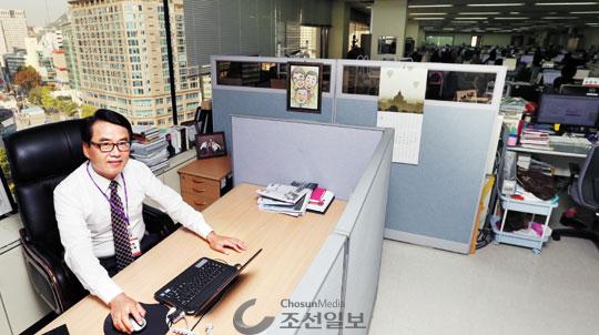 회장님 방은 따로 없다 지난 7일 서울 종로구 인사동길 하나투어 본사에서 박상환 회장이 IMF 외환위기를 계기로 회사가 여행업계 1위에 올라선 사연을 이야기하고 있다.
