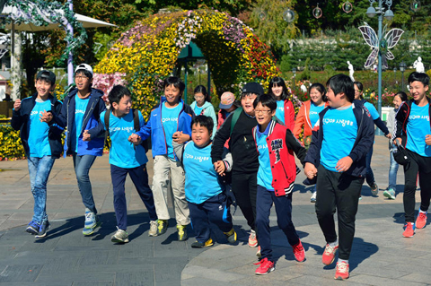 운동회 경주서 몸 불편한 친구 손잡고 뛴 초등생들 가을 나들이