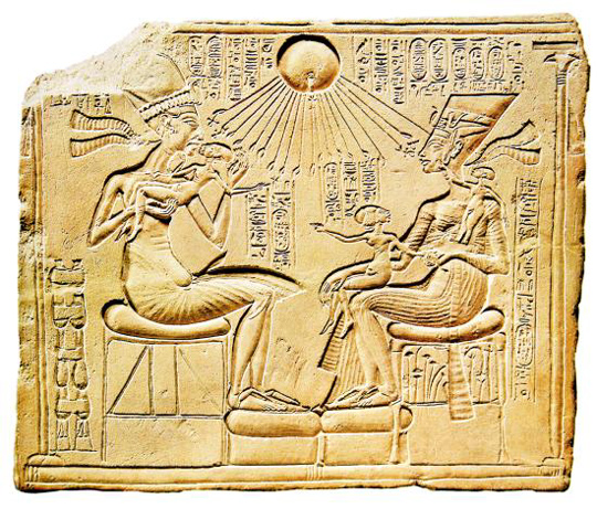 아크나톤과 그 가족, 기원전 1355년경, 석회석, 31.1×38.7㎝, 베를린 이집트 박물관 소장.