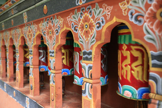 prayer wheel. 오른쪽에서 왼쪽으로 돌리면 경전을 한번 읽은 셈이어서 부탄이나 티벳, 네팔에 가면 이 종들을 돌리는 신자들이 많다.