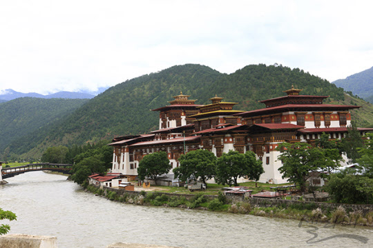 5대 왕 결혼식이 거행된 푸나카 종(punakha dzong). 종이란 성 또는 요새라는 의미.