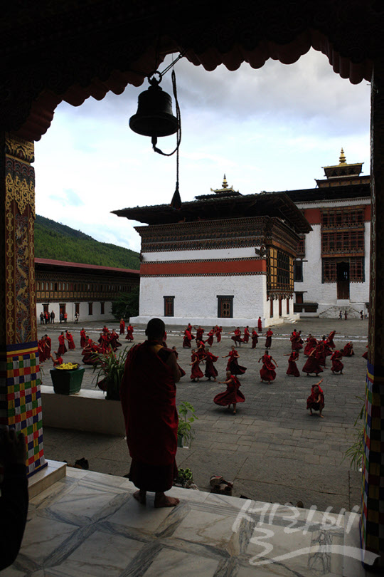 왕이 근무하는 팀푸의 타쉬쵸 종(tashi chhoe dzong) 궁전.