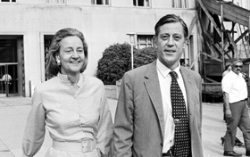 
	1971년 무렵의 벤저민 브래들리(오른쪽) 워싱턴포스트 편집인과 캐서린 그레이엄 발행인.
