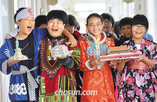 
  22일 충남 서산 차동초등학교 5학년 학생들이 각 나라 전통 의상을 입고 음악 수업을 하러 가고 있다. 2009년 전교생 29명으로 폐교 위기에 처했던 차동초는 다문화 교육 거점 학교로 교육 방향을 바꿔 현재 학생 수 109명이 됐다. 전체 학생 가운데 35명이 중국·일본·필리핀 등 외국 출신 부모를 둔 다문화 학생이다. /신현종 기자
