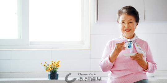 이순자 전 숙명여대 교수는 “손자들에게 삶의 지혜와 가르침이 담긴 밥을 만들어 먹이는 것은 커다란 즐거움”이라고 했다. 서울 서빙고동 자택 부엌에서.