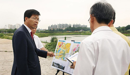
	[주간조선] [스페셜 리포트] 삼성전자 15조 쏟아붓는 평택은 지금
