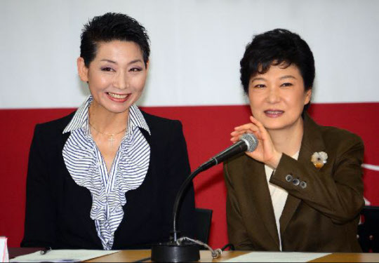 지난 2012년 10월12일 새누리당 중앙선거대 회의에 참석한 박근혜 당시 대선 후보(오른쪽)와 김성주 공동위원장의 모습. /조선일보DB