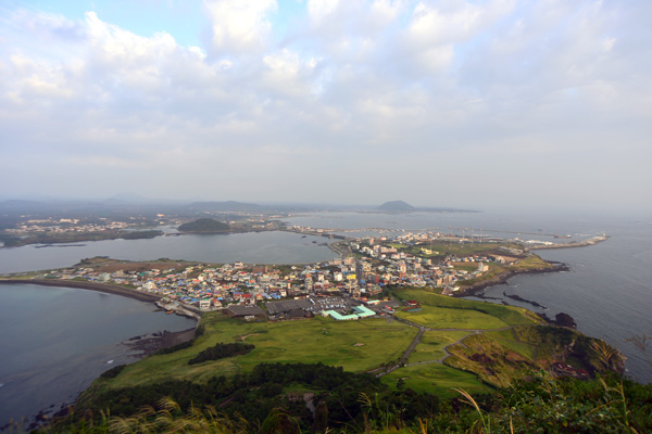 성산일출봉 정상에서는 제주바다와 성산포가 한눈에 들어온다.