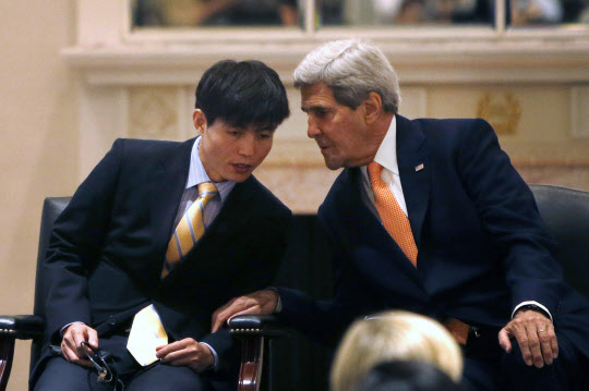 존 케리(오른쪽) 미 국무장관이 지난 9월 뉴욕 월도프 아스토리아 호텔에서 열린 북한 인권 고위급 회담에서 탈북자 신동혁씨와 이야기를 나누고 있다./AP 뉴시스