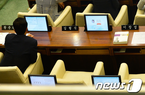 
	16일 오후 서울특별시의회에서 열린 제9대 시의회 제254회 임시회 개회식에서 최근 살인교사 혐의로 구속된 김형식 시의원의 자리가 비어 있다. 2014.7.16/뉴스1 © News1
