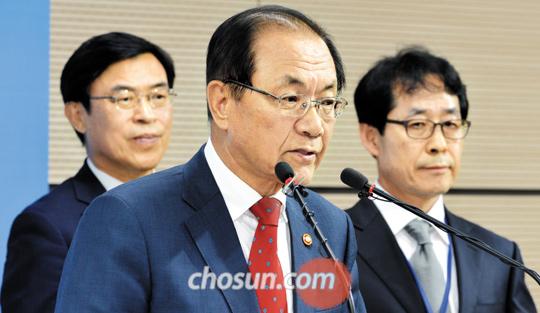 [수능 오류 피해자 구제] 11월 중순 새 성적 통보… 하향 지원(점수 낮아져 원하는 대학에 지원 못한 경우) 합격생들은 救濟(구제) 포함 안돼