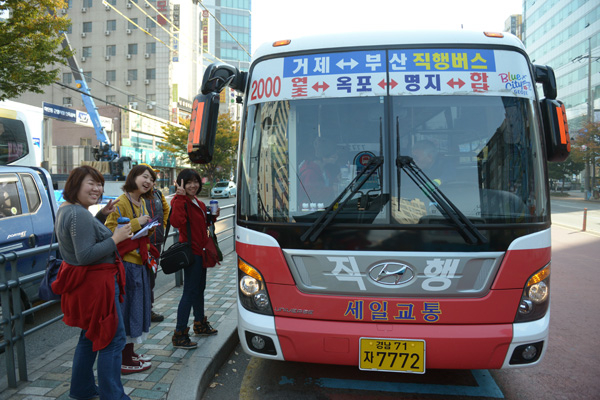 부산에서 거제도로 향하는 2000번 버스에 탑승하는 일본인들.