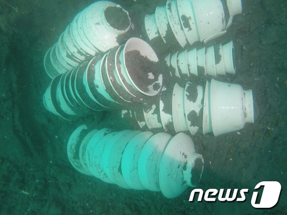 
	´마도 4호선´에서 발견된 백자 꾸러미. (문화재청 제공) © News1
