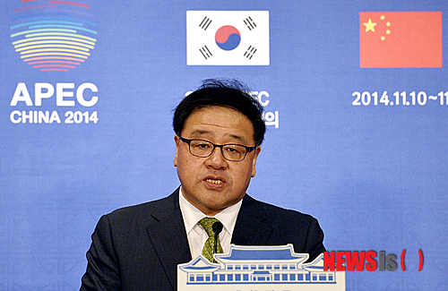 10일 오전(현지시각) 중국 베이징 페닌슐라 호텔에 마련된 프레스센터에서 안종범 청와대 경제수석이 한-중 정상회담 경제성과와 FTA 협상 등에 대해 브리핑하고 있다. /뉴시스