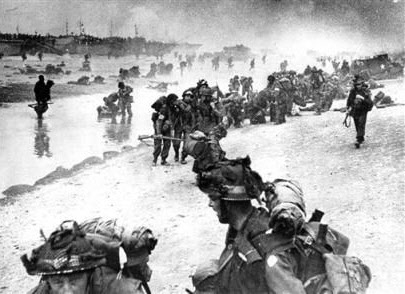 1944년 6월 6일 새벽 프랑스 노르만디 해변에 상륙한 영국군이 진지 구축을 위해 이동하고 있다.