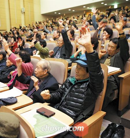 11일 오후 서울 종로구 서울대학교병원에서 열린 ‘두근두근 치매 예방 전국 콘서트’에서 참가자들이 ‘치매 예방 체조’를 따라 하고 있다. /이태경 기자