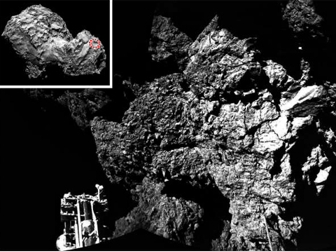 착륙 이틀째… 혜성 위에 선 탐사로봇의 다리 -‘67P/추류모프-게라시멘코’ 혜성에 착륙한 탐사로봇 필래의 모습. 유럽우주국(ESA)이 착륙 이틀째인 13일 저녁에 공개했다. 사진에서 왼쪽 아래에 보이는 기계장치가 착륙 시 충격을 흡수한 세 다리 중 하나이고, 주변은 혜성의 지표면이다. 작은 사진은 필래를 내려 보낸 탐사선 로제타가 찍은 혜성의 모습. 원 안이 이번에 탐사로봇이 착륙한 지점이다.