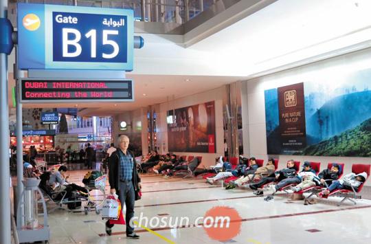 
	14일 새벽에도 두바이공항 제3터미널은 세계 각국에서 온 승객들로 붐볐다. 게이트 옆 수면 의자에는 환승객들이 잠을 자고 있었다. 인천공항에서는 볼 수 없는 풍경이다.
