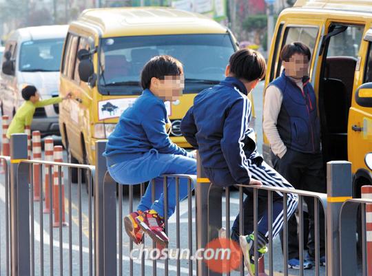 
	19일 오후 대전광역시 유성구의 한 초등학교 학생들이 학교 앞에 늘어선 학원 버스를 타기 위해 기다리고 있다.
