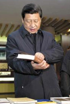 시진핑 중국 국가주석이 작년 11월 공자의 고향인 산둥(山東)성 취푸(曲阜) 공자연구원에 들러 공자와 관련한 서적을 살펴보고 있다. 시 주석은“공자의 사상을 오늘날 현실에 맞게 받아들여야 한다”고 말했다.