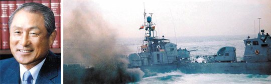1999년 6월 제1차 연평해전 때 참수리 325정(오른쪽)이 서해 북방한계선을 침범한 북한 경비정을 정면으로 부딪쳐 밀어내고 있다.