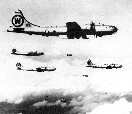 일본 오키나와와 가데나 공군기지에서 출격한 미 폭격기들이 1950년 8월 구미 일대에 융단폭격을 하는 모습.