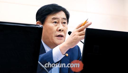 최경환 경제부총리가 정부의 정규직 해고 요건 완화와 관련해 ‘정규직에 대한 과보호가 심각하다’는 입장을 밝히면서 논란이 되고 있다. 최근 노동개혁 이슈를 부쩍 강조하고 있는 최 부총리가 지난 10월 국회에서 열린 국회 기획재정위 종합감사에서 의원들 질의에 답변하고 있는 모습