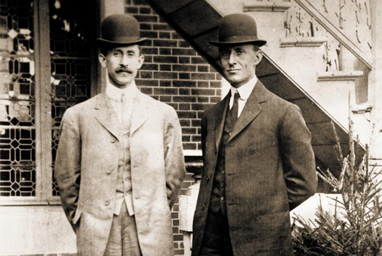 1903년 인류 최초로 동력 비행에 성공한 윌버 라이트와 오빌 라이트 형제 사진