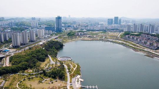 일산 호수공원 2배 크기인 광교 호수공원 전경.