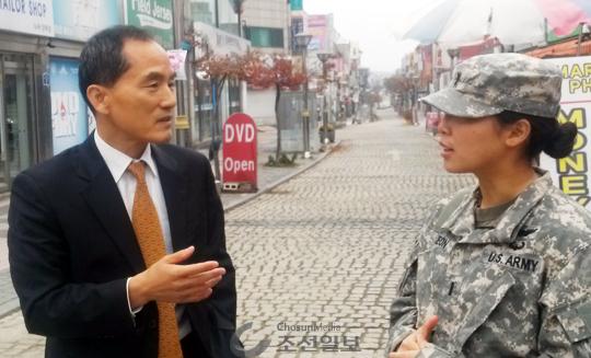 최보식 선임기자와 세라 전 중위 사진