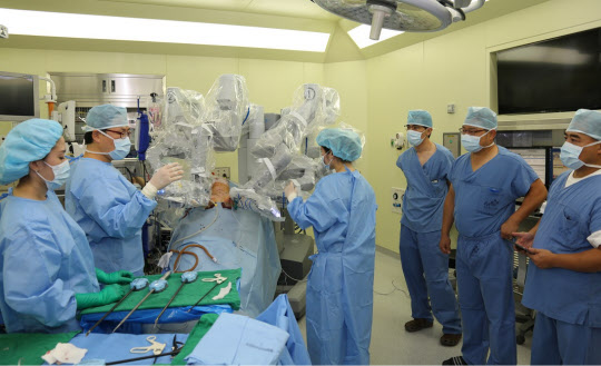 지난달 10일 중앙대 병원에서는 인튜이티브 서지컬 엔지니어와 미국 뉴욕 마운틴 시나이병원 의료진이 참관한 가운데 갑상선암과 위암 환자에 대한 국내 의사들의 로봇수술이 시연회가 열렸다. /중앙대병원 제공