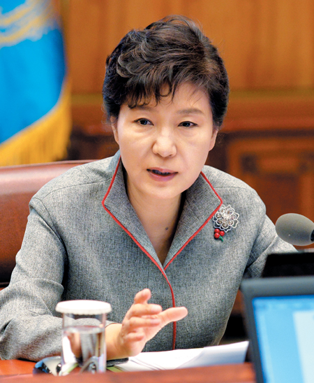 
	박근혜 대통령이 1일 청와대에서 수석비서관회의를 주재하고 있다. 박 대통령은 이 회의에서 “이번에 (정윤회씨 관련 동향 보고) 문건을 외부로 유출한 것은 어떤 의도인지 모르지만, 결코 있을 수 없는 국기 문란 행위”라고 말했다
