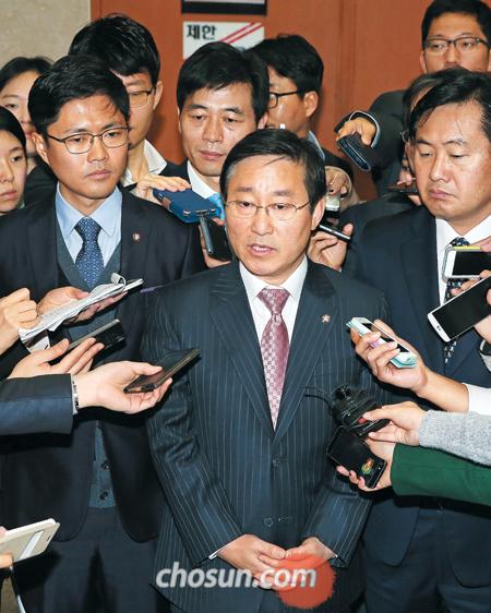 
	새정치민주연합의 ‘비선실세국정농단 진상조사단’ 단장인 박범계 의원이 1일 국회에서 조사단 1차 회의를 마친 뒤 결과를 브리핑하고 있다
