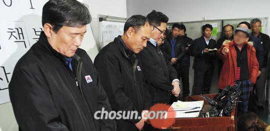 2일 오전 부산시 서구에 마련된‘ 501오룡호’사고대책본부에서 선사(船社)인 사조산업 김정수(맨 왼쪽) 사장과 임채옥(가운데) 이사 등 임직원들이 구조 상황을 설명하다 실종자 가족의 항의에 고개를 숙이고 있다.