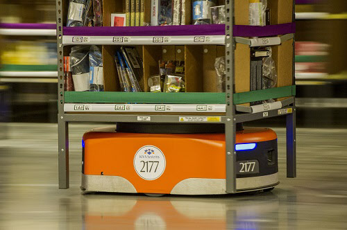 아마존 물류창고에서 키바 로봇이 고객들이 주문한 상품을 실어나르고 있다./블룸버그