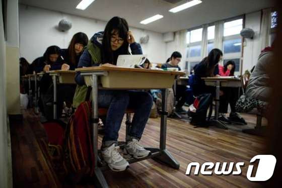 수능 감독관 휴대전화 탓에…수험생 "시험 망쳤다"