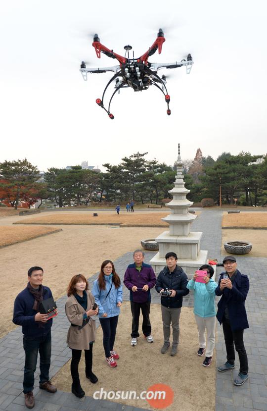 
		지난달 22일 오전 충북 청주시 흥덕사지에서 경기도 내 역사 교사 연구회인‘덕승재(德勝才)’회원들이 드론(무인기)을 띄워 흥덕사지를 항공 촬영하고 있다. 이들은 드론으로 촬영한 영상을 역사 수업에 활용하고 있다. /신현종 기자
