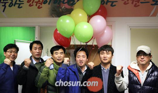 영국에서‘유럽 북한 자유주간’행사를 펴고 있는 탈북자들이 뉴몰든 사무실에서 북한의 인권 개선을 촉구하고 있다. 사진 오른쪽에서 셋째가 행사를 주관한 김주일 재영조선인협회 사무총장, 그 왼쪽이 이민복 대북풍선단장이다.